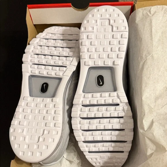 Nike Air Max 2017 in Pure Platinum, Wolf Grey and White - Picture 4 of 6